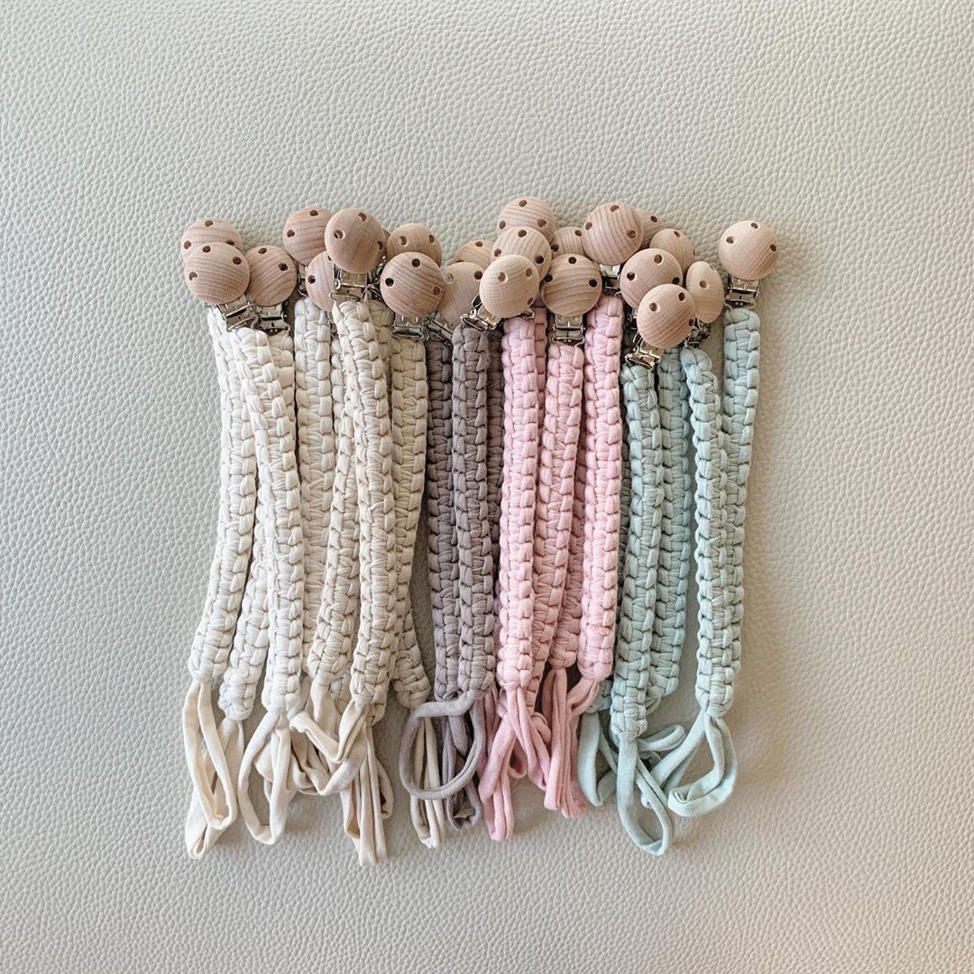 Catenella Porta Ciuccio in Cotone Intrecciato con Clip in Legno – Vari Colori