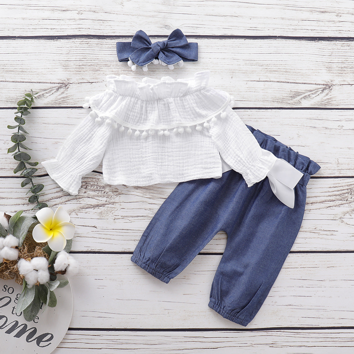 Blusa Bianca con Pompon, Pantaloni Denim e Fascia Coordinata