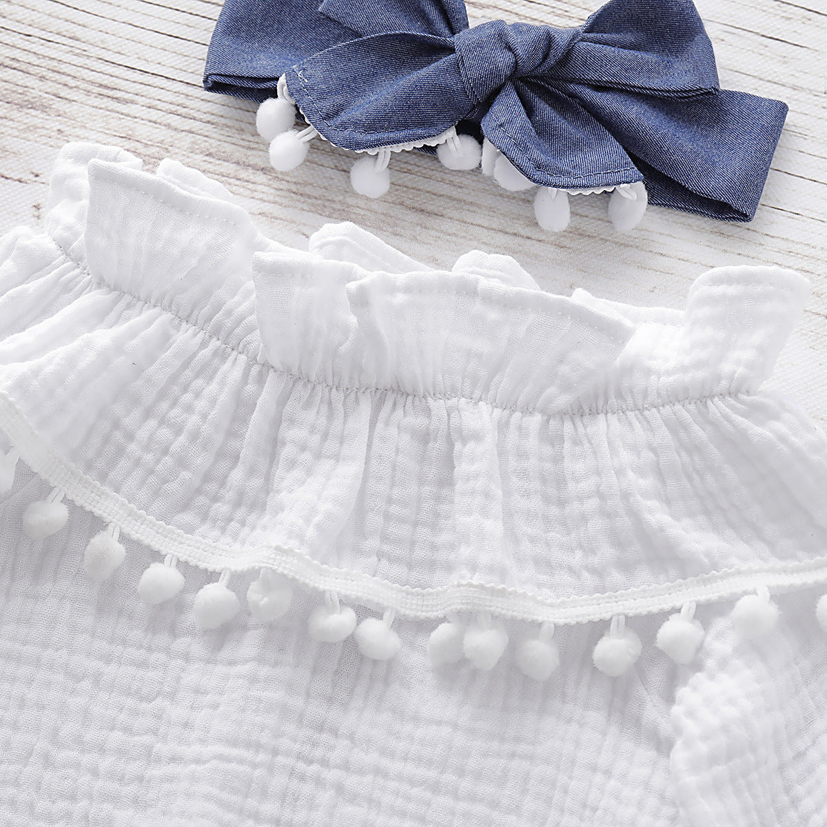 Blusa Bianca con Pompon, Pantaloni Denim e Fascia Coordinata
