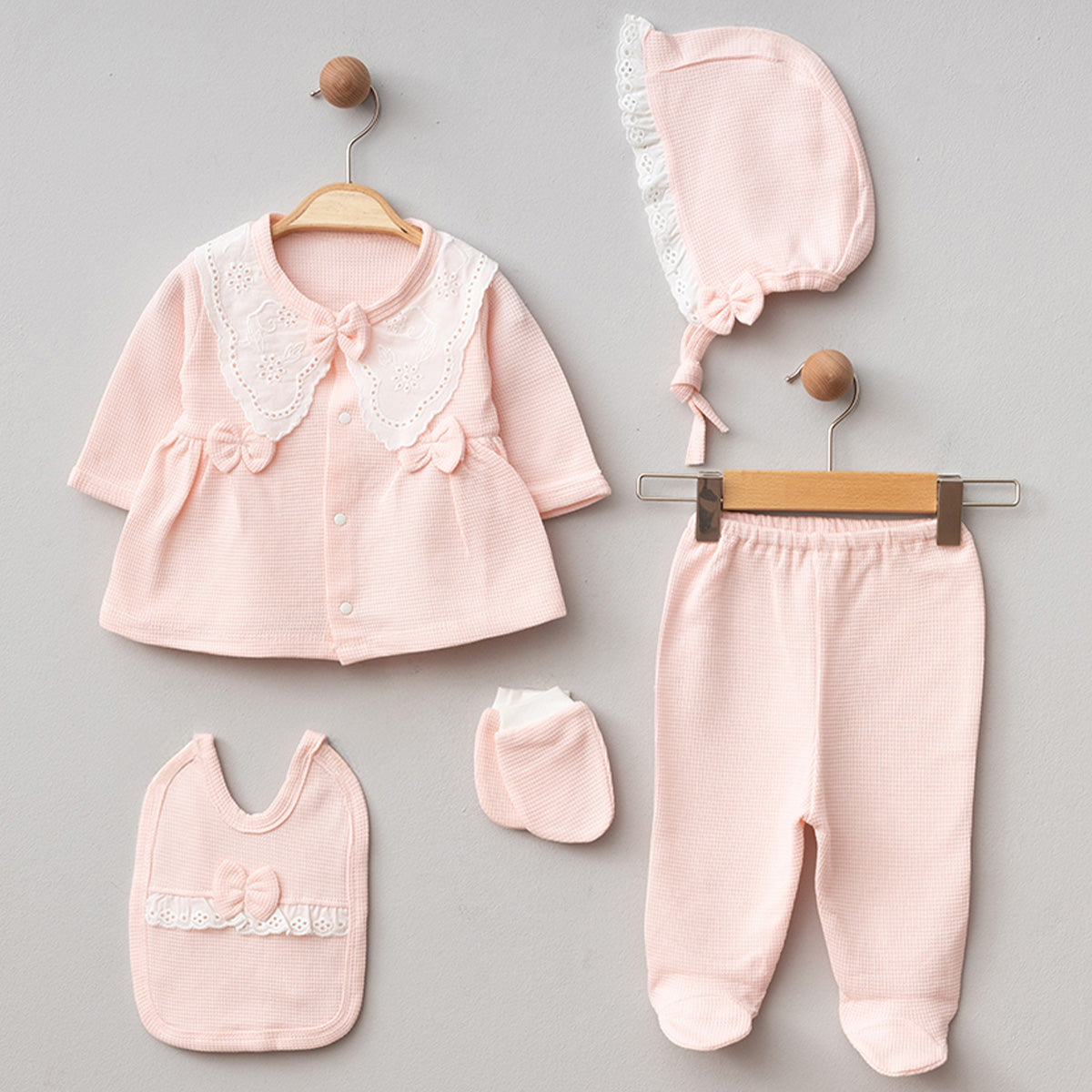 Set Neonato 5 Pezzi Rosa con Colletto Ricamato – Stile Romantico e Delicato