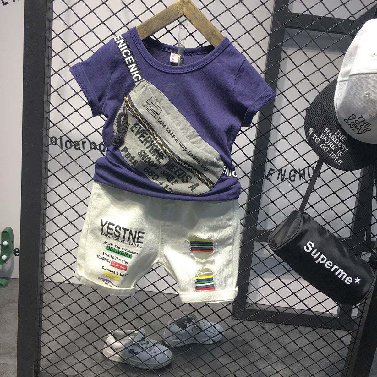 Completo Bambino Streetwear T-shirt con Zip Grafica e Shorts Decorati