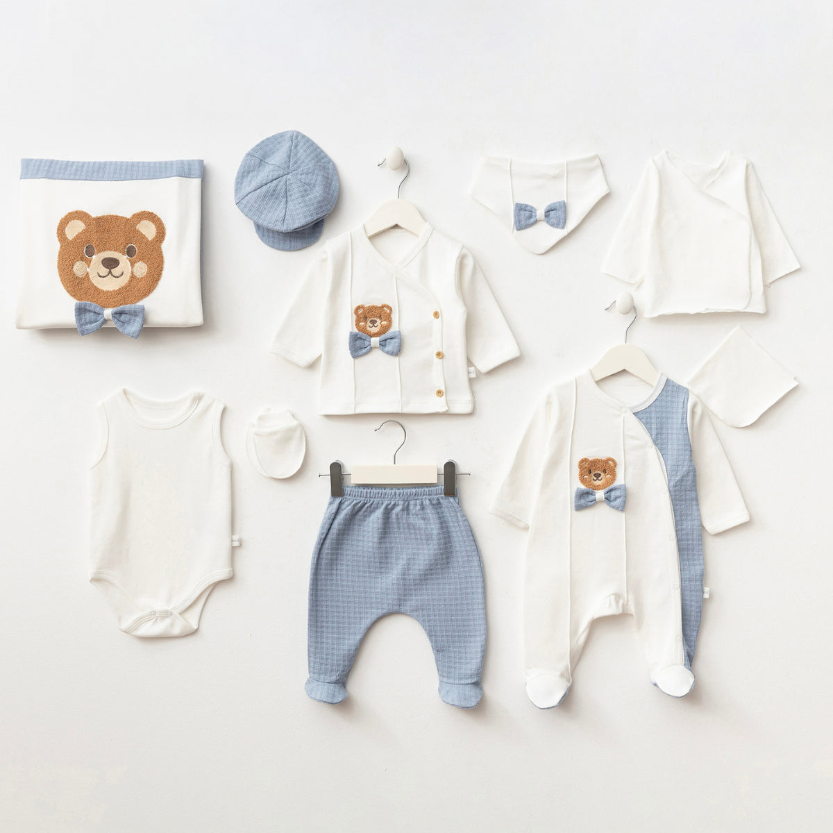 Set Corredino Neonato Maschietto 10 Pezzi con Orsetto Ricamato – Azzurro Elegante (0-3 mesi)