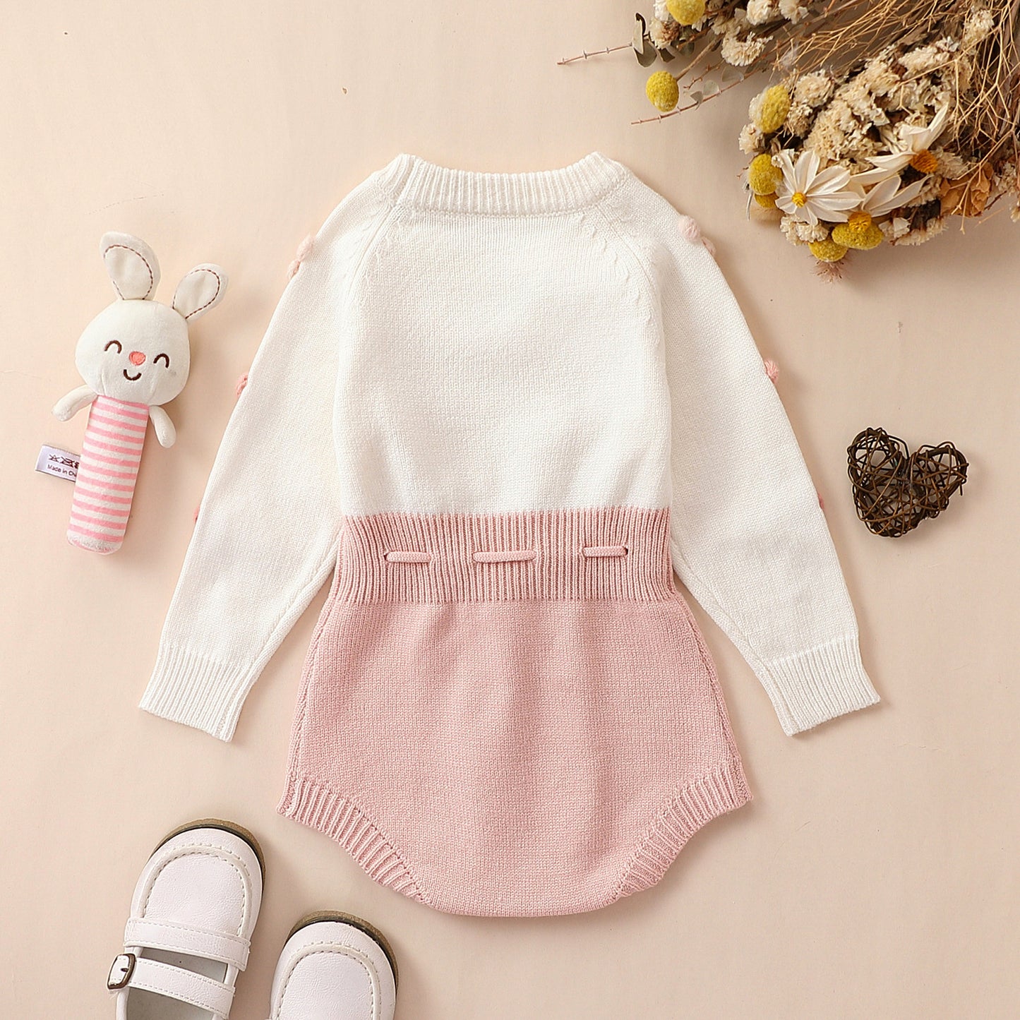 Pagliaccetto in maglia bimba con cuore in rilievo rosa