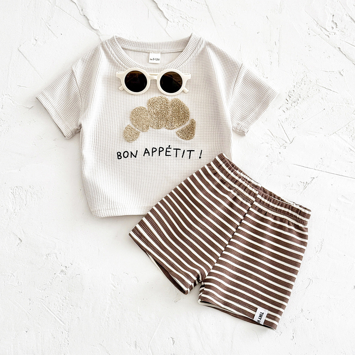 Completo Estivo Bambino “Bon Appétit” T-Shirt Croissant + Shorts a Righe