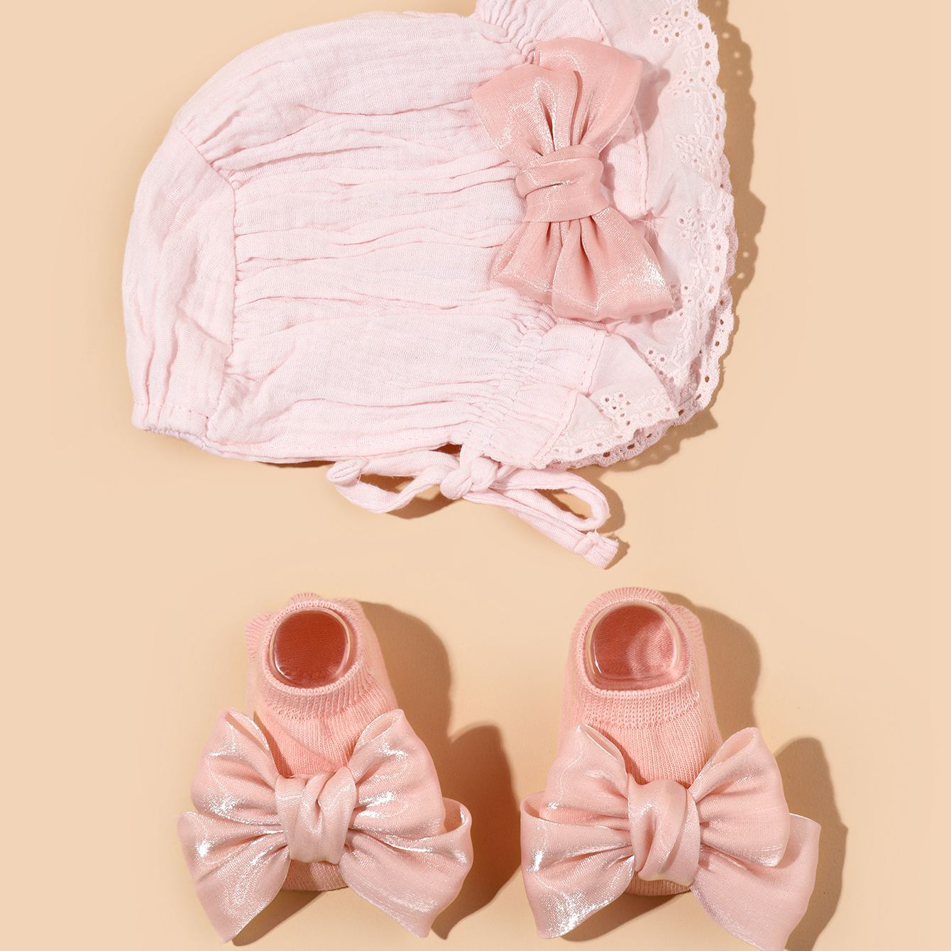 Set Cappellino e Calzini per Neonata con Fiocchi Eleganti