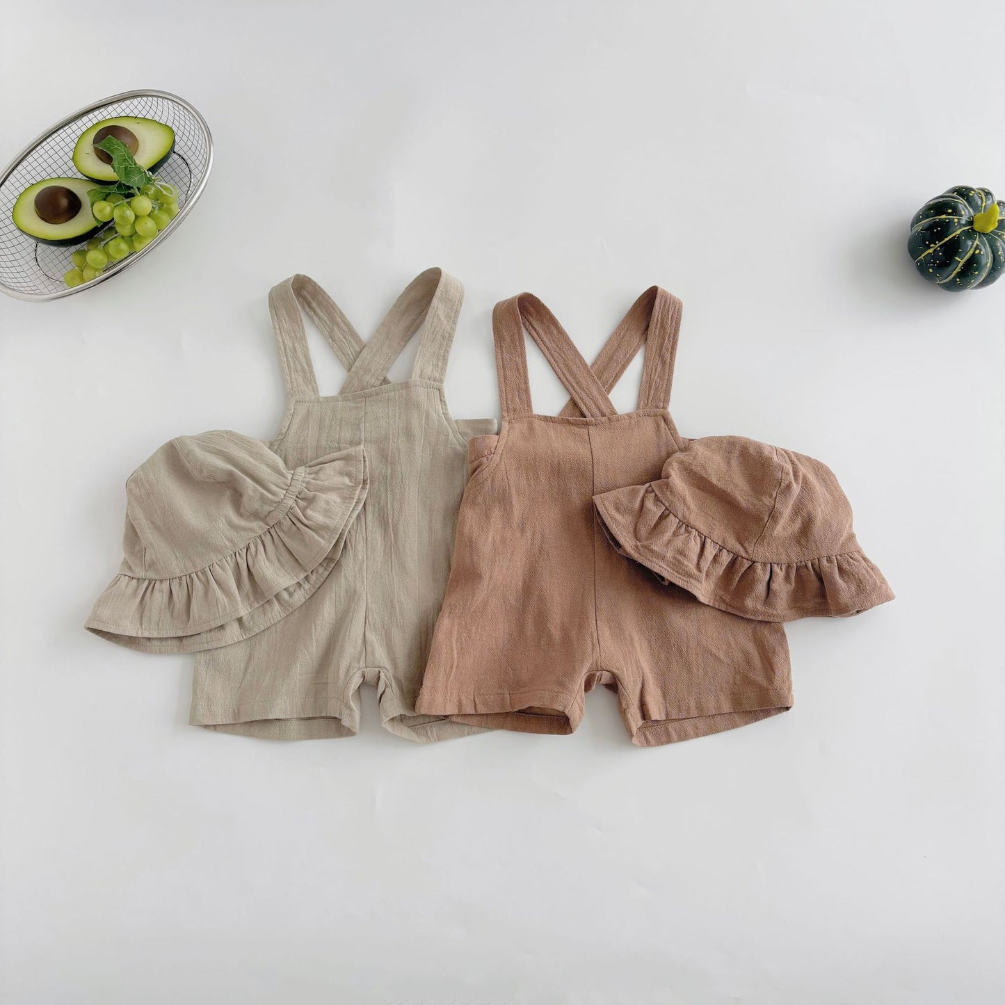 Completo bimba estivo con salopette , maglia e cappellino Beige o marroncino