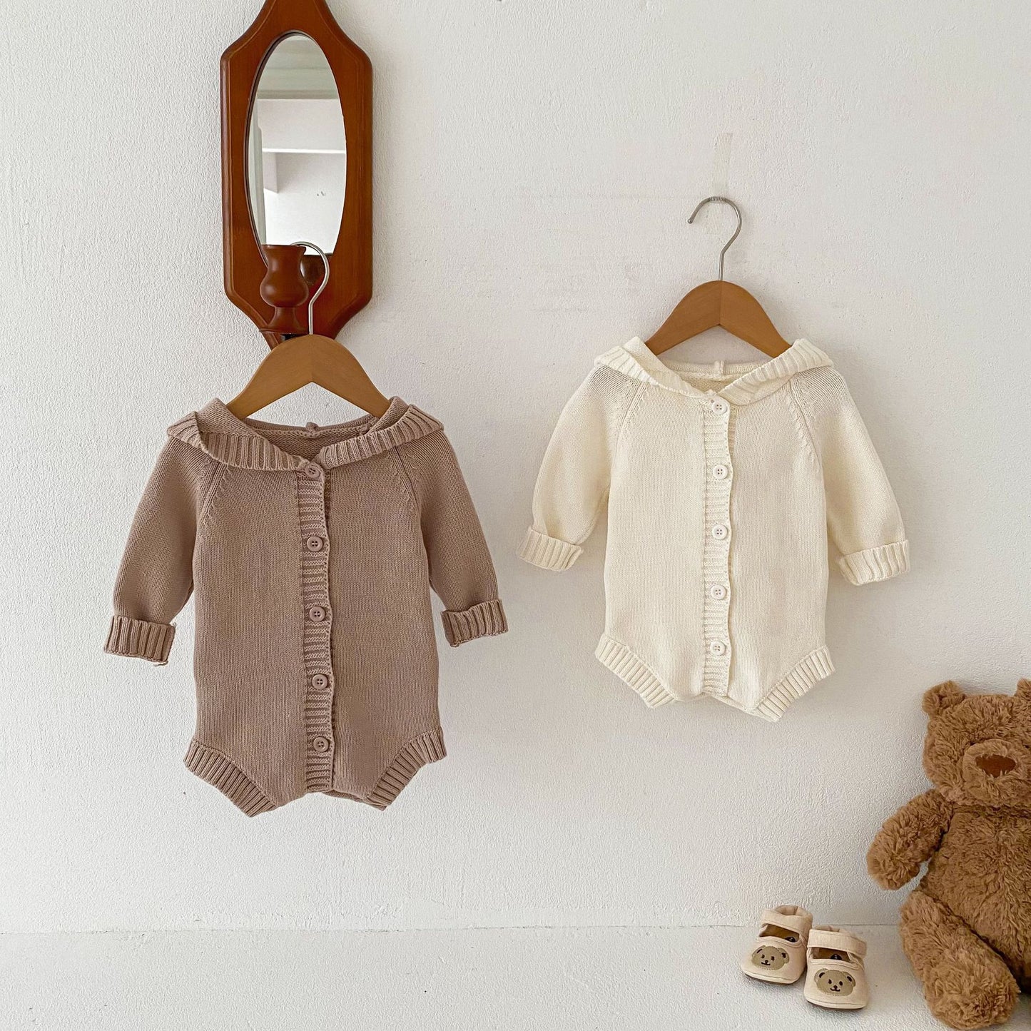 Body in maglia con cappuccio e bottoni Beige o Crema