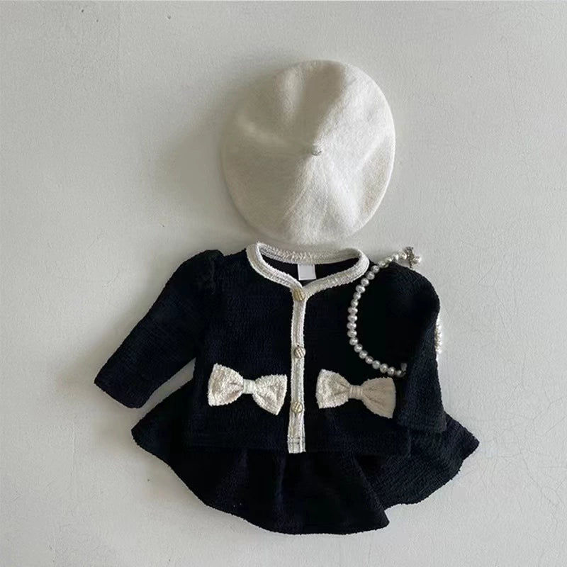 Completo Elegante Bimba – 2 Pezzi con Fiocchi e Basco