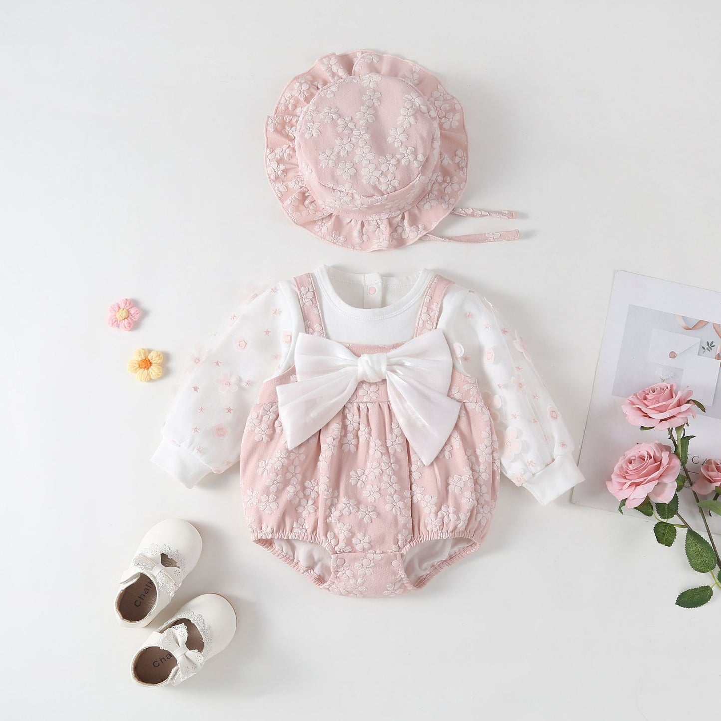 Pagliaccetto Neonata Elegante con Ricami Floreali e Fiocco