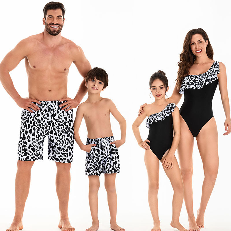 Costumi coordinati famiglia – Stampa animalier bianco e nero