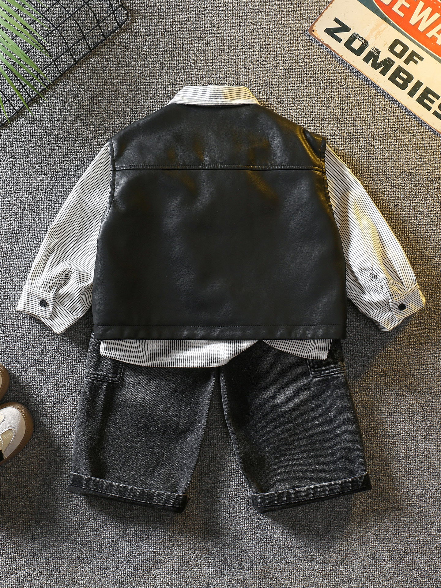 Set 3 pezzi bambino – Camicia a righe, gilet in ecopelle e jeans cargo neri