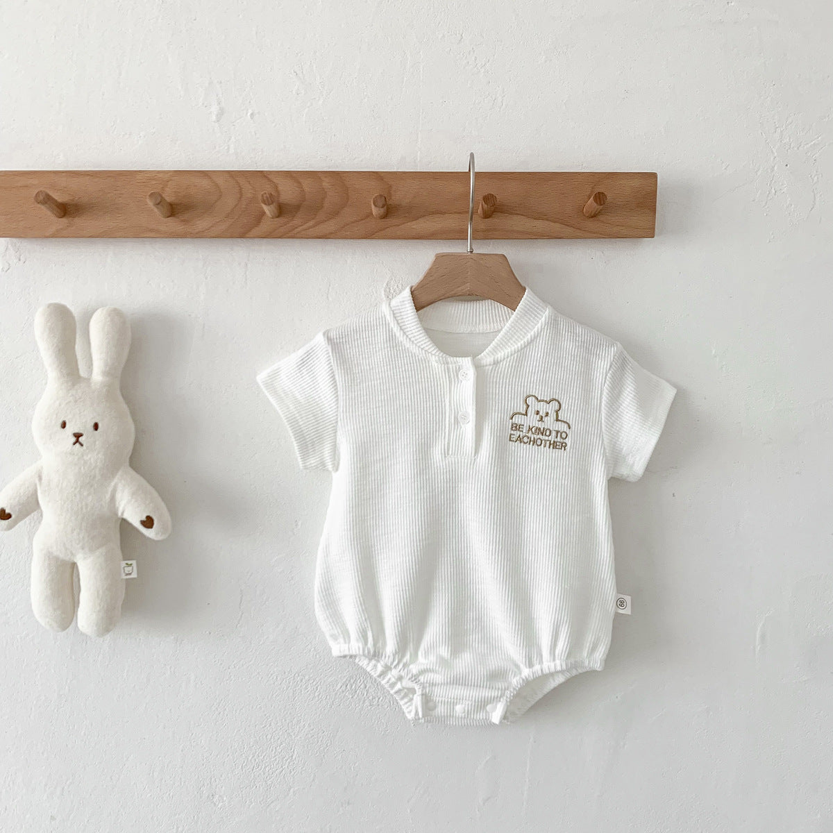 Body estivo unisex in cotone waffle con scritta “Be Kind To Each Other”
