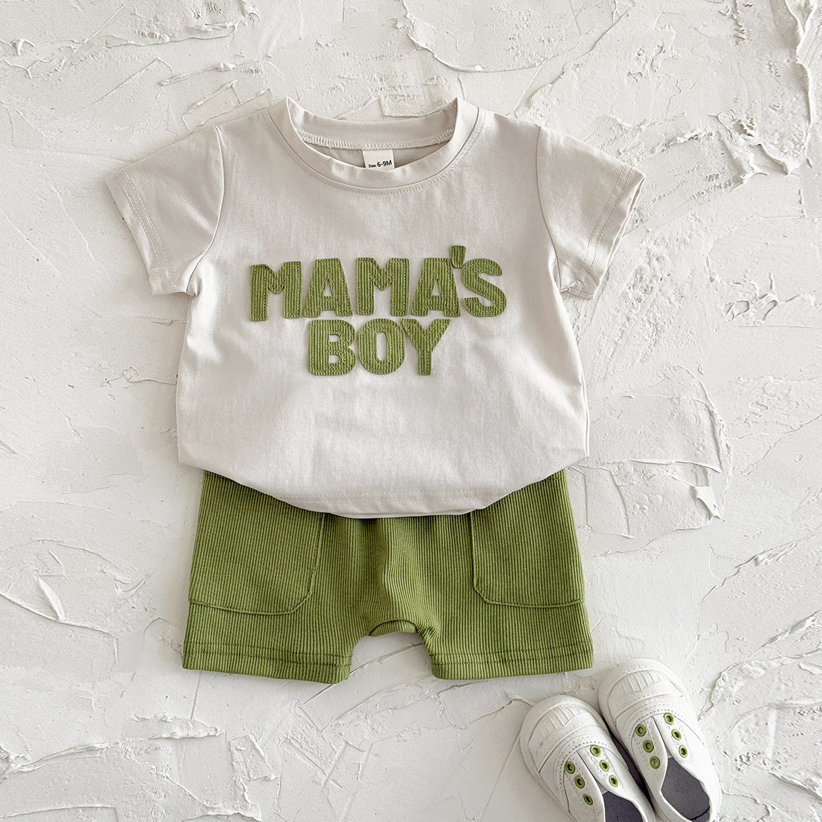Completo Estivo Bimbo “Mama’s Boy” T-shirt Ricamata e Shorts Verde