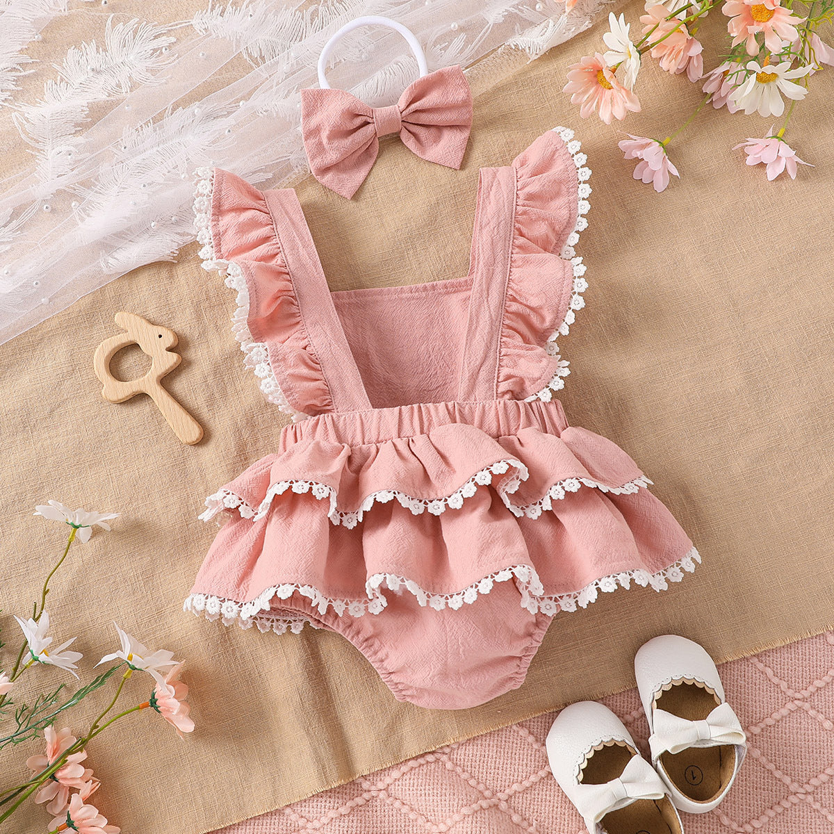 Pagliaccetto e fiocchetto elegante rosa con balze
