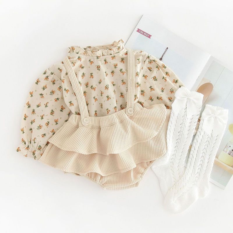 Completo 3 Pezzi Neonata – Blusa a Fiori, Bloomers con Bretelle e Calze con Fiocco
