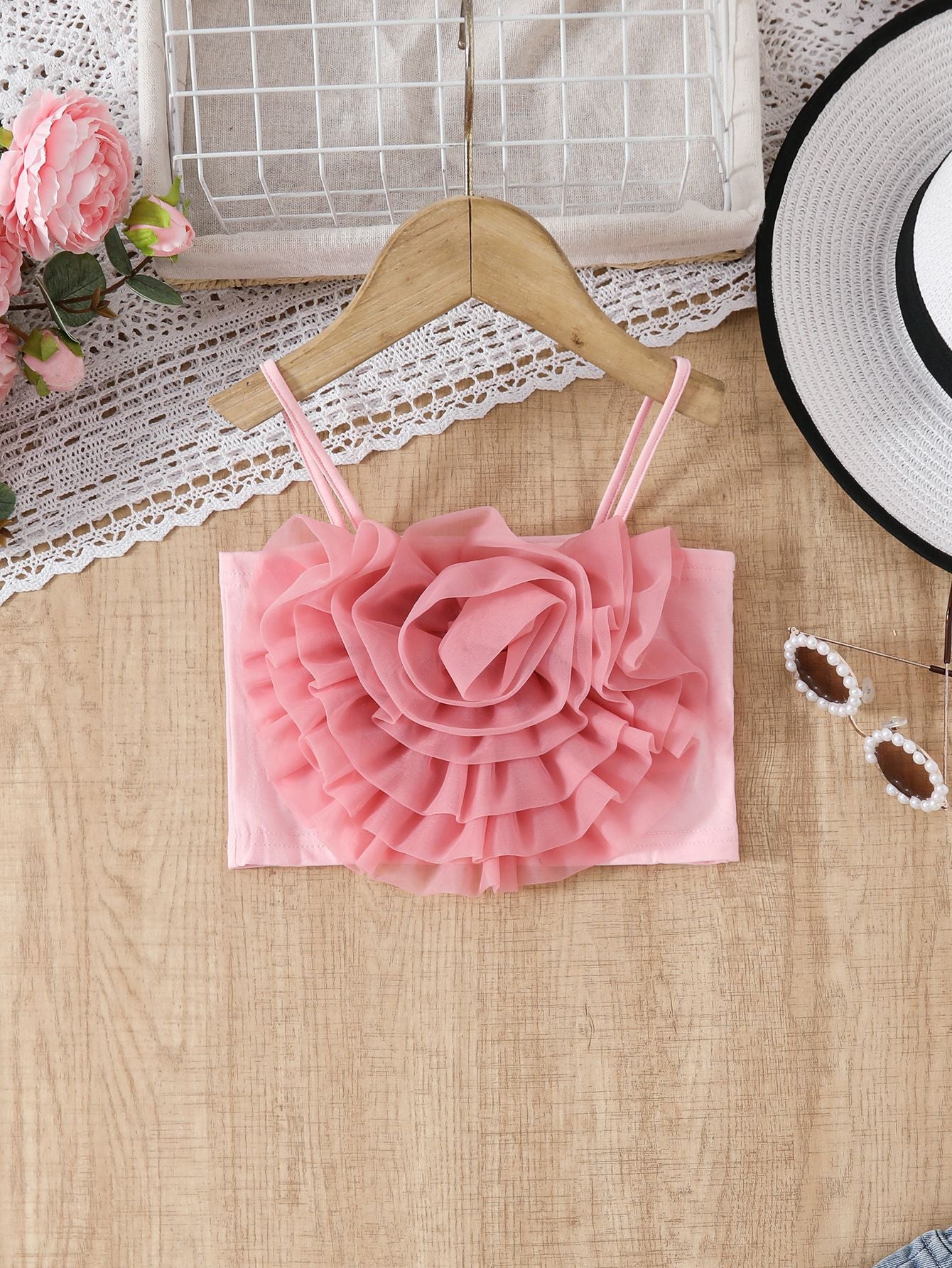 Top Rosa con Balze a Fiore e Shorts in Denim con Perline
