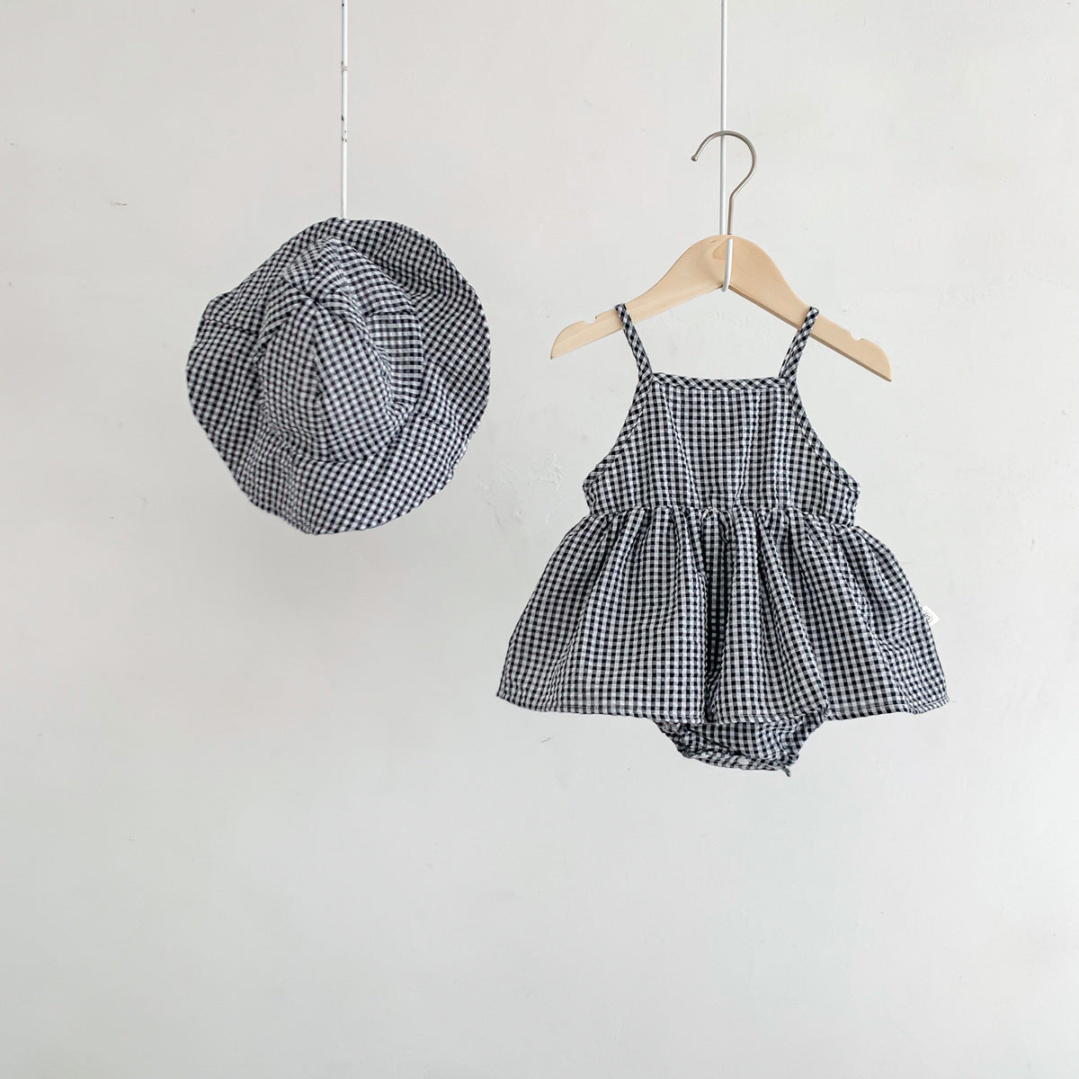 Completo Estivo Vichy con Cappello Freschezza e Stile per le Giornate di Sole