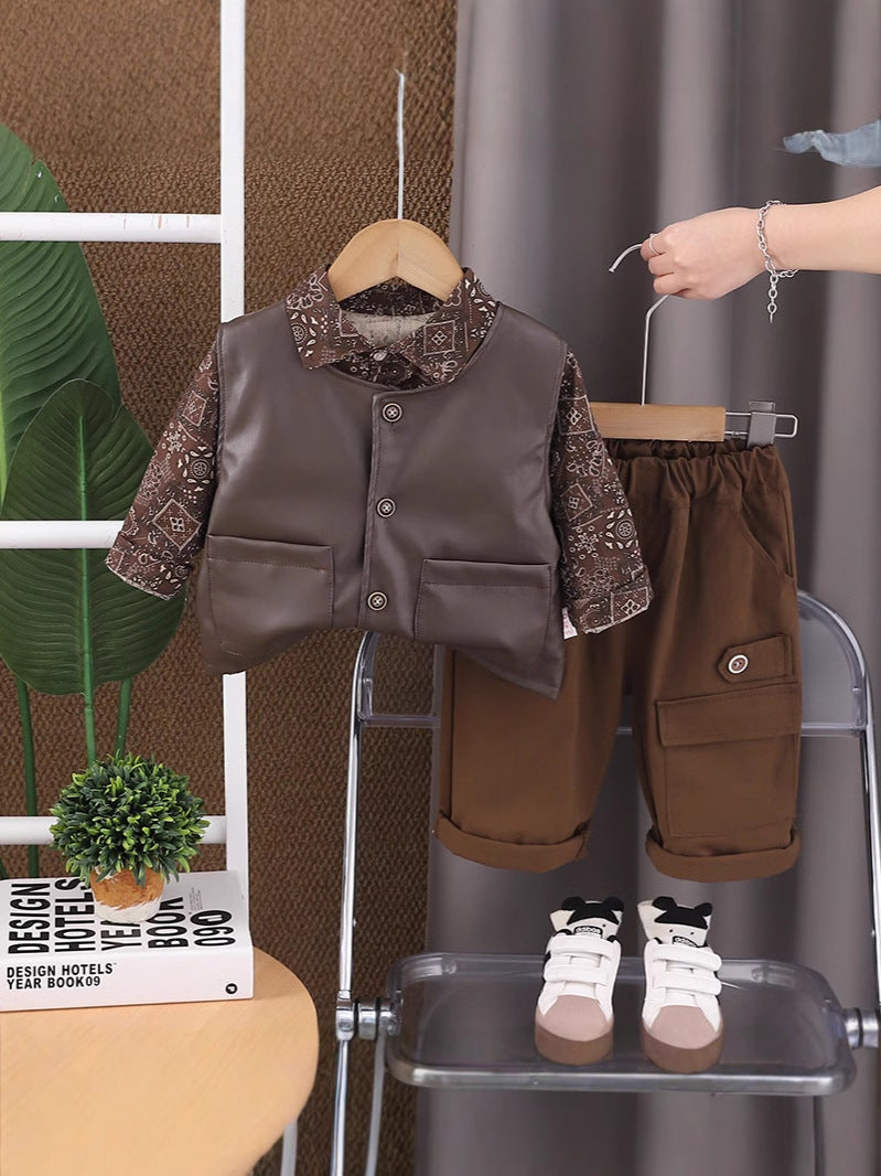 Completo Bambino 3 Pezzi Stile Urban Chic Camicia Stampata, Gilet Ecopelle e Pantaloni Cargo