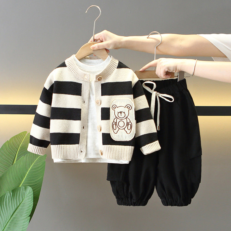 Completo Bimbo 3 Pezzi – Maglia Basic + Cardigan a Righe Orsetto + Pantaloni Cargo