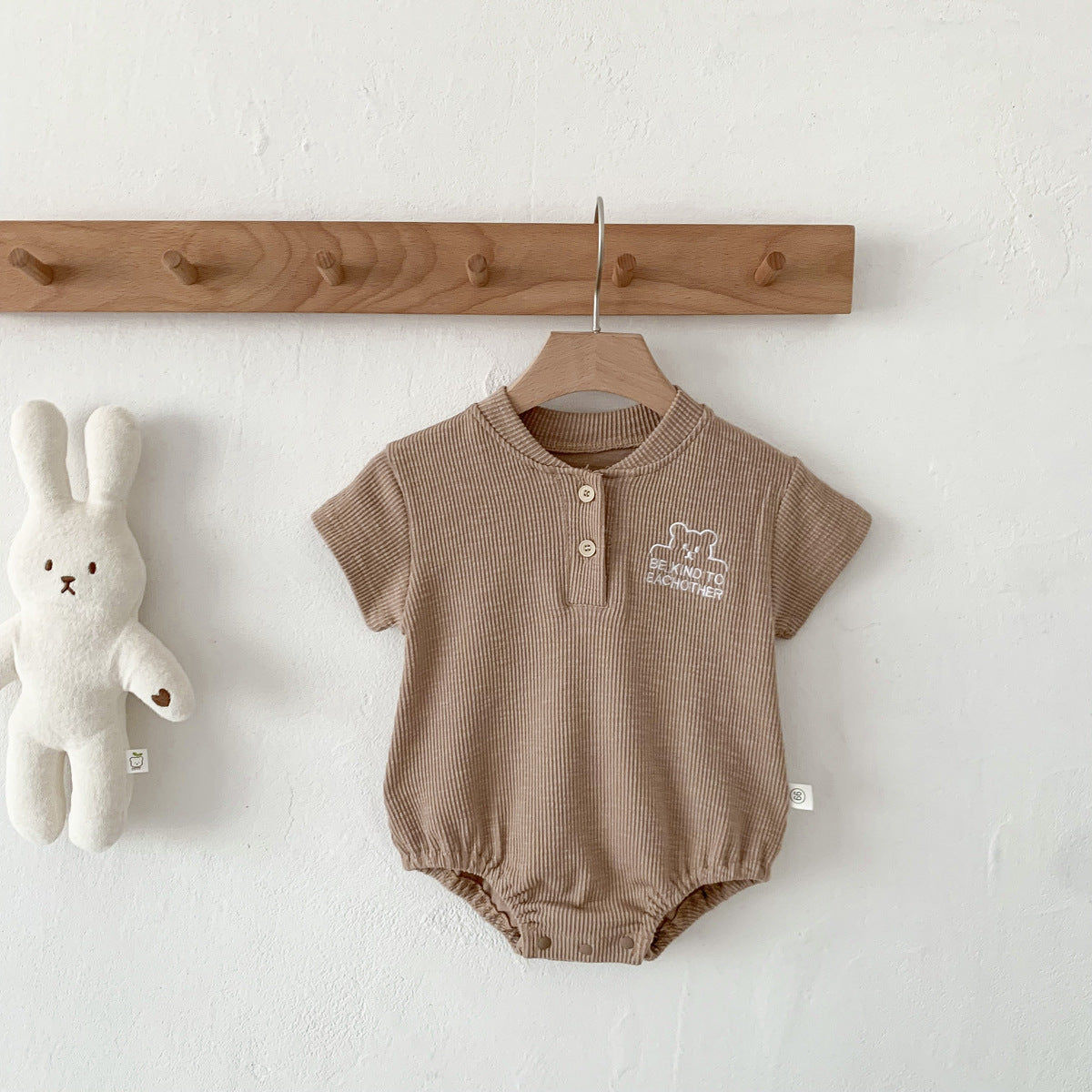 Body estivo unisex in cotone waffle con scritta “Be Kind To Each Other”
