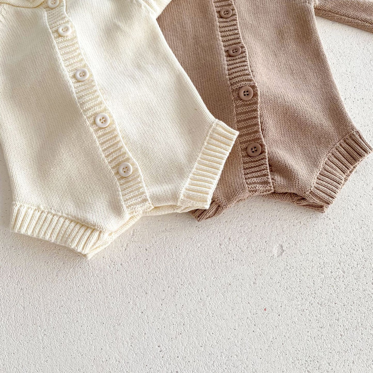 Body in maglia con cappuccio e bottoni Beige o Crema