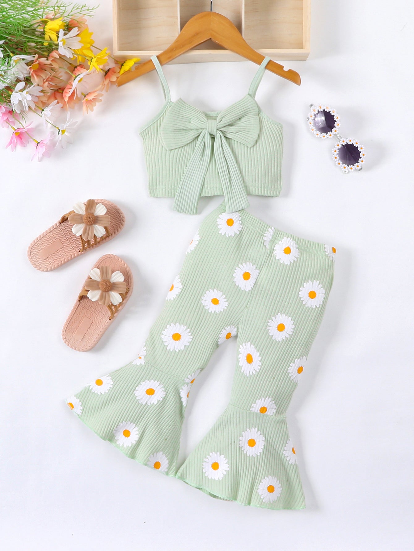 Completo estivo bambina verde pastello con fiocco e pantaloni a zampa Fantasia margherite
