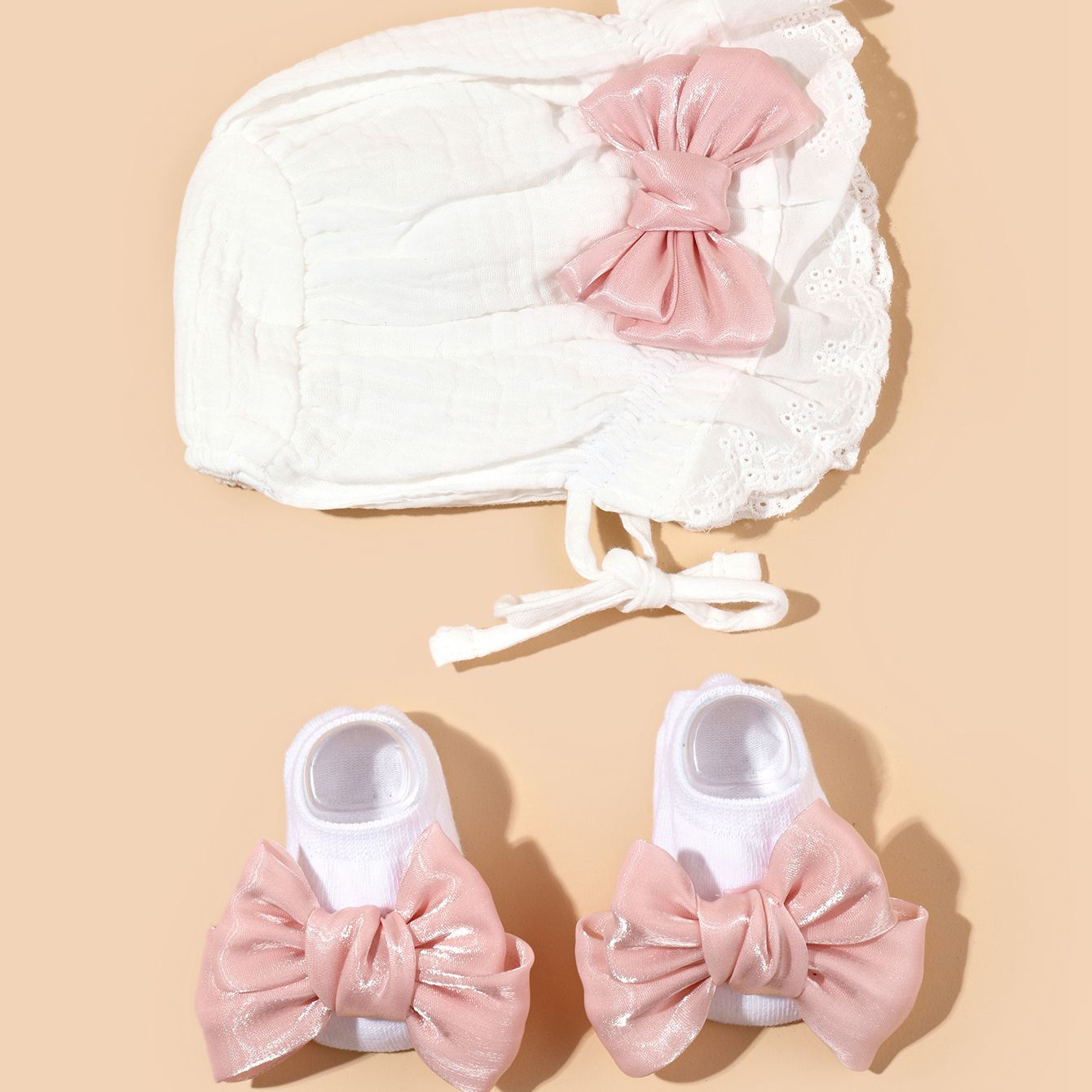 Set Cappellino e Calzini per Neonata con Fiocchi Eleganti