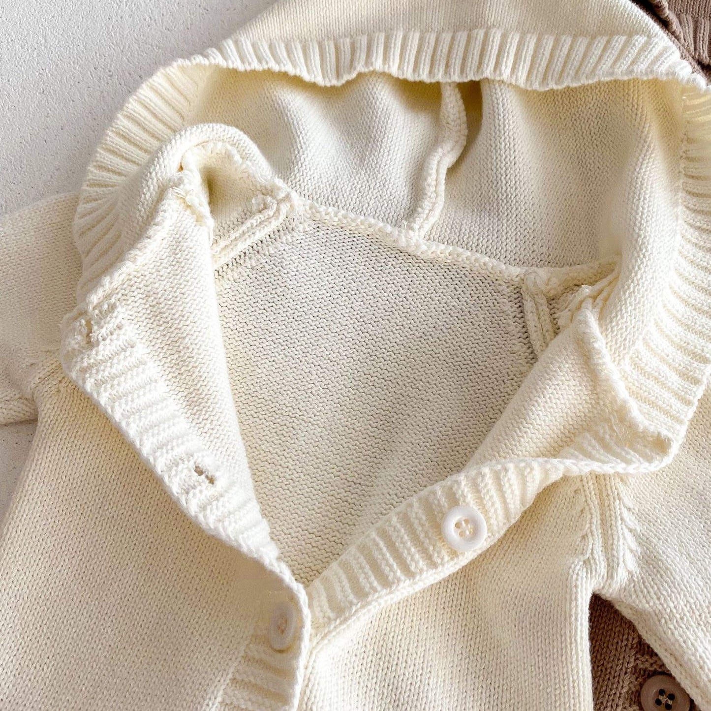 Body in maglia con cappuccio e bottoni Beige o Crema