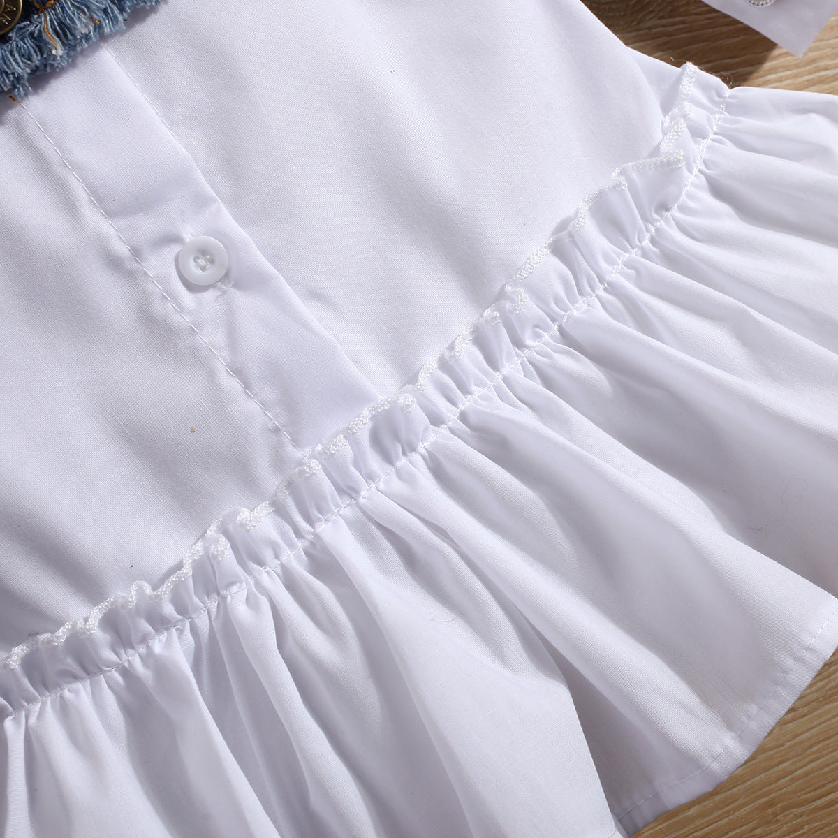 Abitino camicia bianca con gilet in denim per bambina