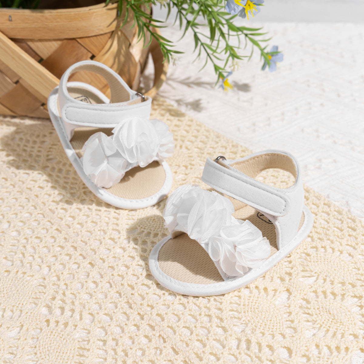 Sandali Eleganti per Neonata Con Fiori in Tessuto e Chiusura a Strappo