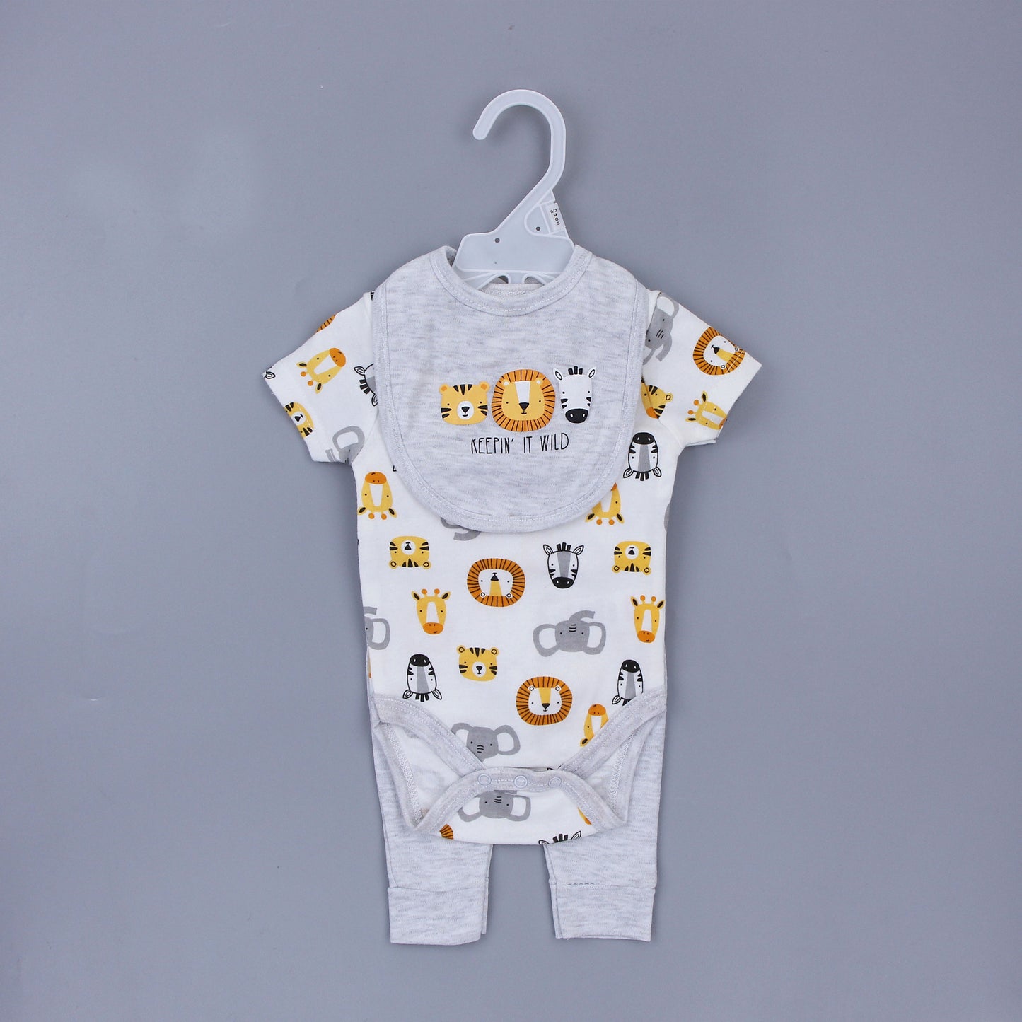 Set Nascita Neutro Bimbo/BImba 3 Pezzi - Body, Bavaglino e Pantaloni "Keepin' It Wild"