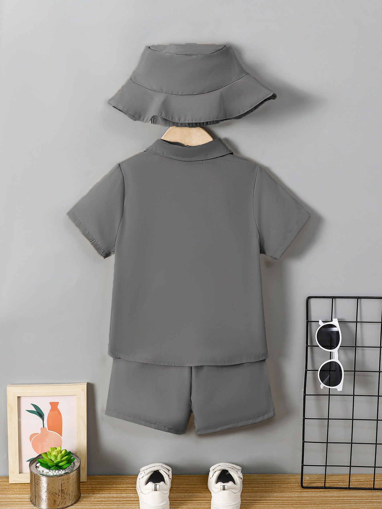 Completo Estivo Bambino 3 Pezzi Camicia, T-shirt e Shorts con Cappello Coordinato
