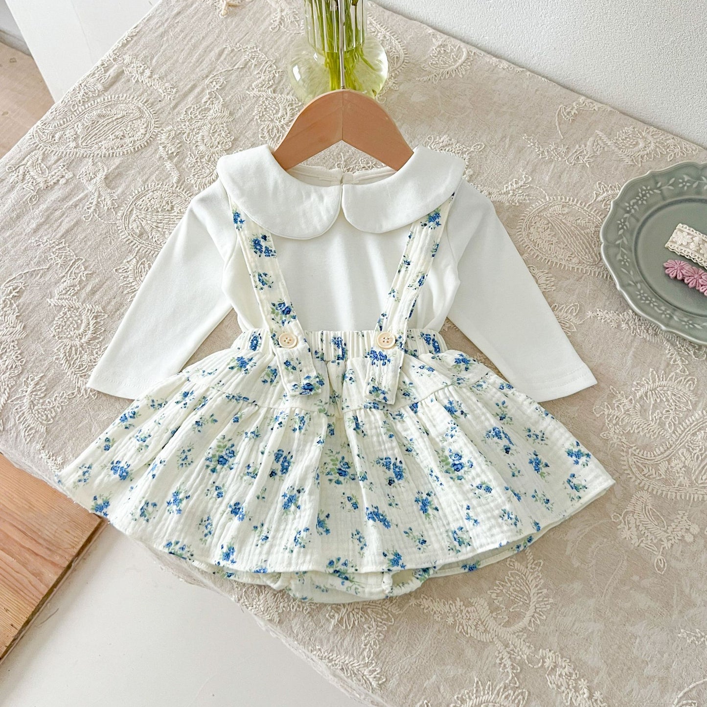 Completo bimba con salopette a fiori e camicia bianca – 3 pezzi