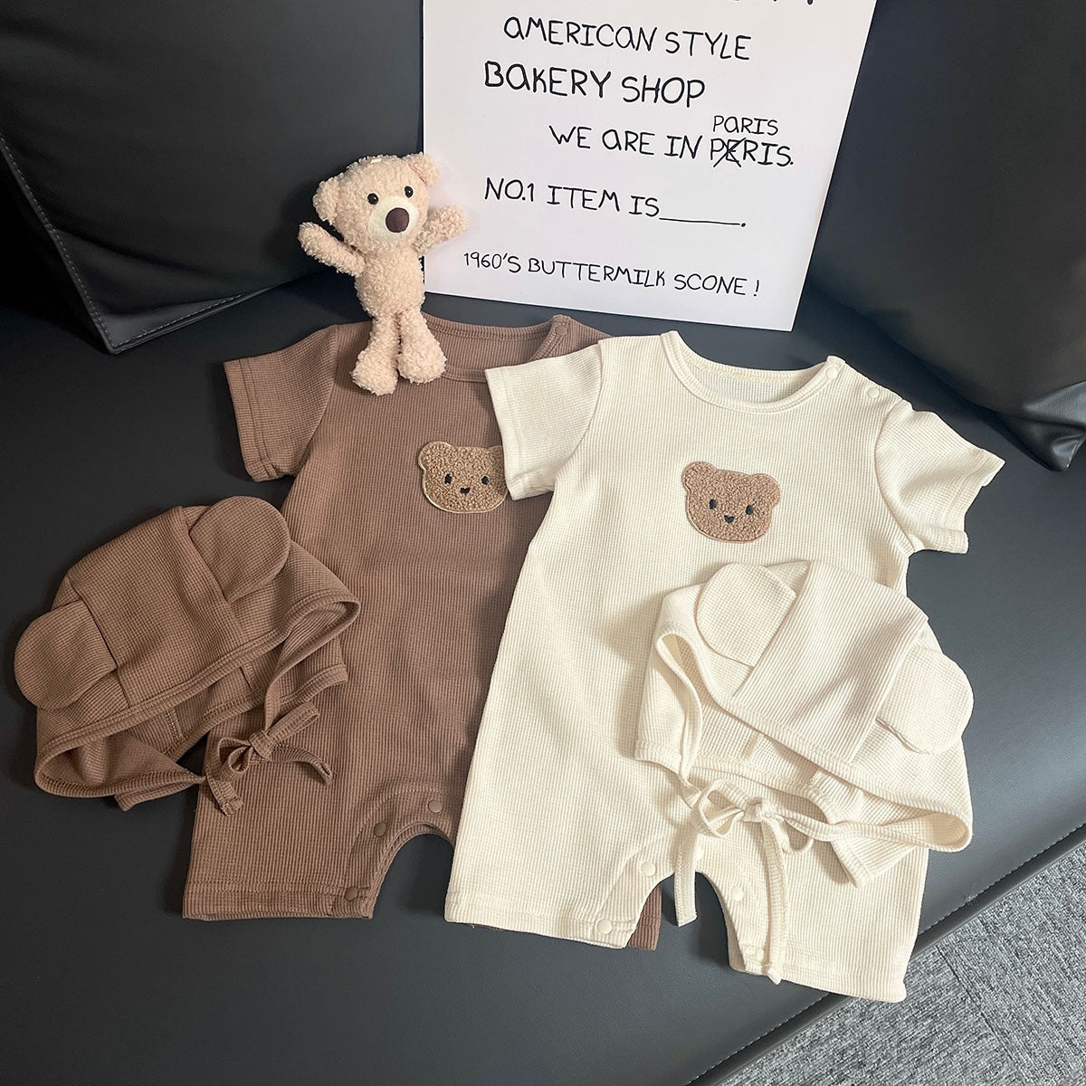 Tutina estiva unisex con cappellino e orsetto in tasca Set 2 pezzi