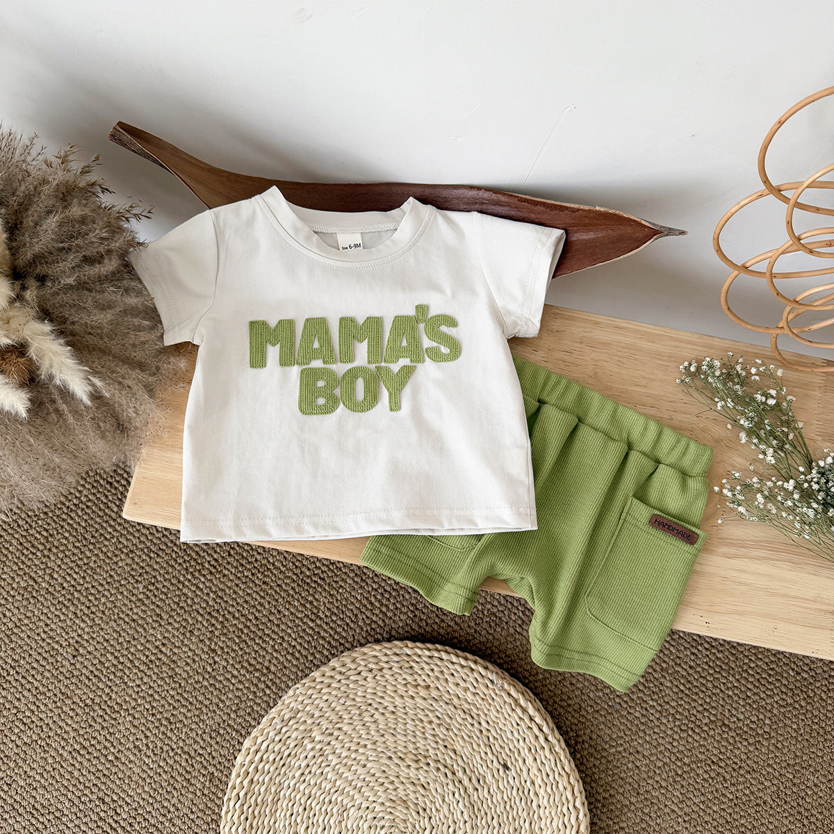 Completo Estivo Bimbo “Mama’s Boy” T-shirt Ricamata e Shorts Verde