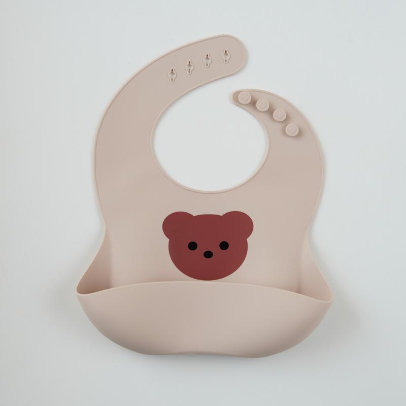 Bavaglino in Silicone Orsetto Marrone su Fondo Beige