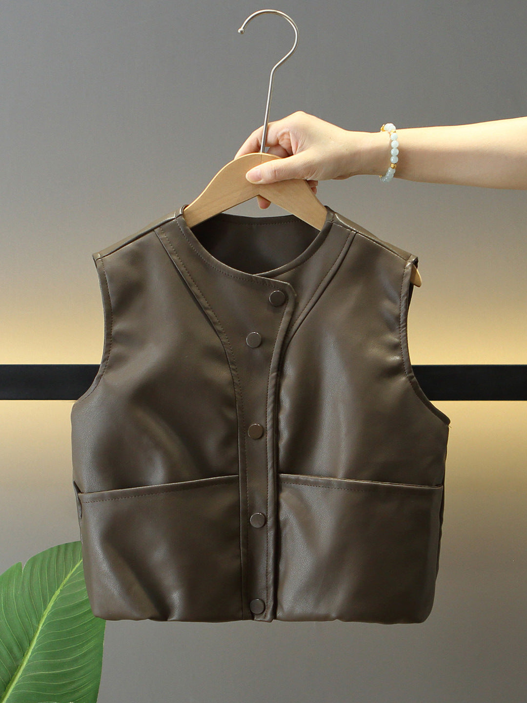 Completo bimbo 3 pezzi con gilet in ecopelle e pantaloni – Varianti nero e marrone
