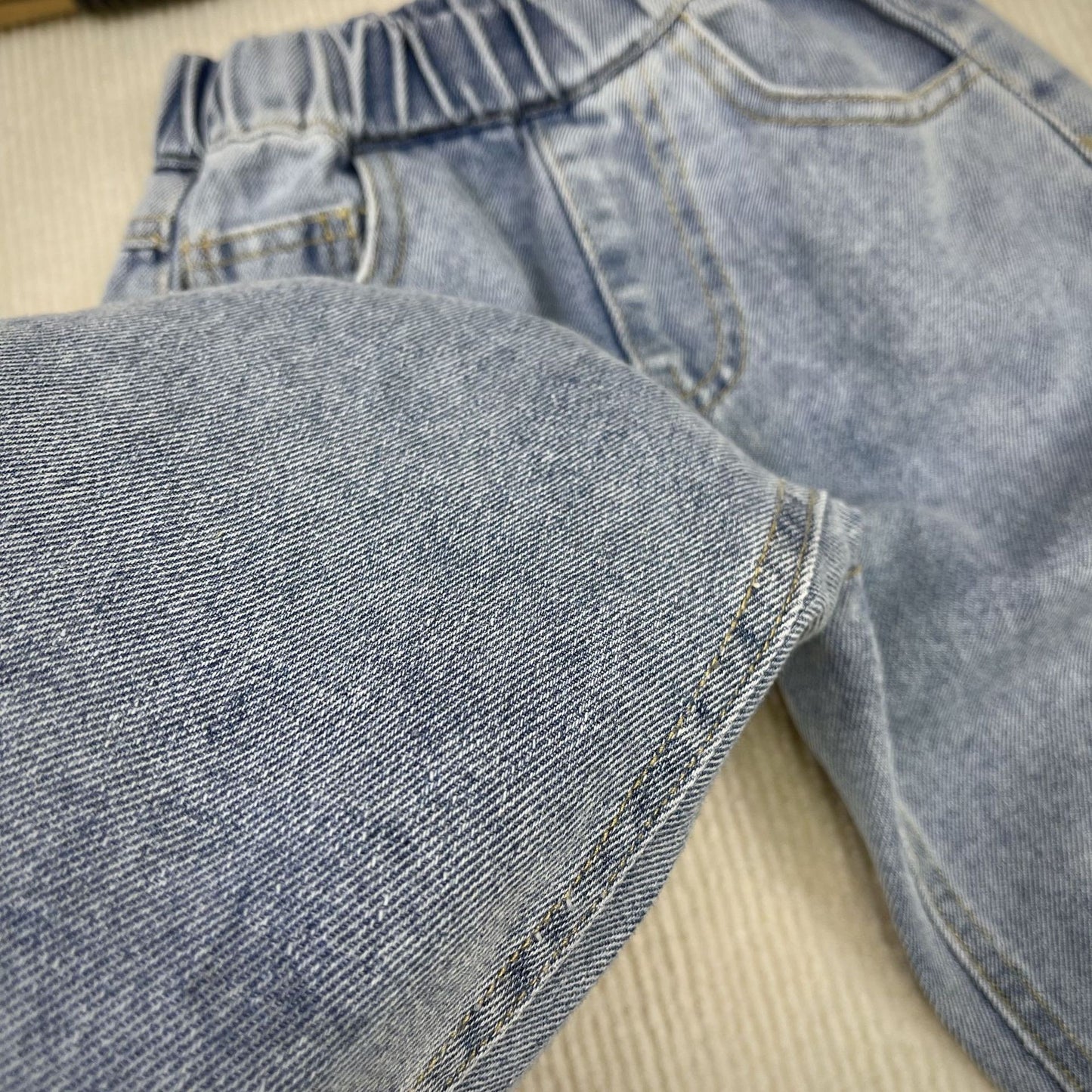 Jeans Bambino Estivi con Strappo e Risvolto Stile Casual