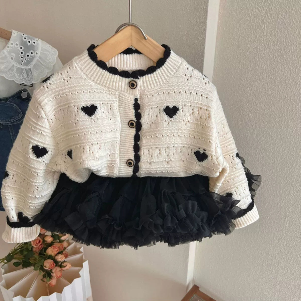 Vestitino Elegante Bimba con Cardigan Cuori e Gonna in Tulle – Chic & Romantico