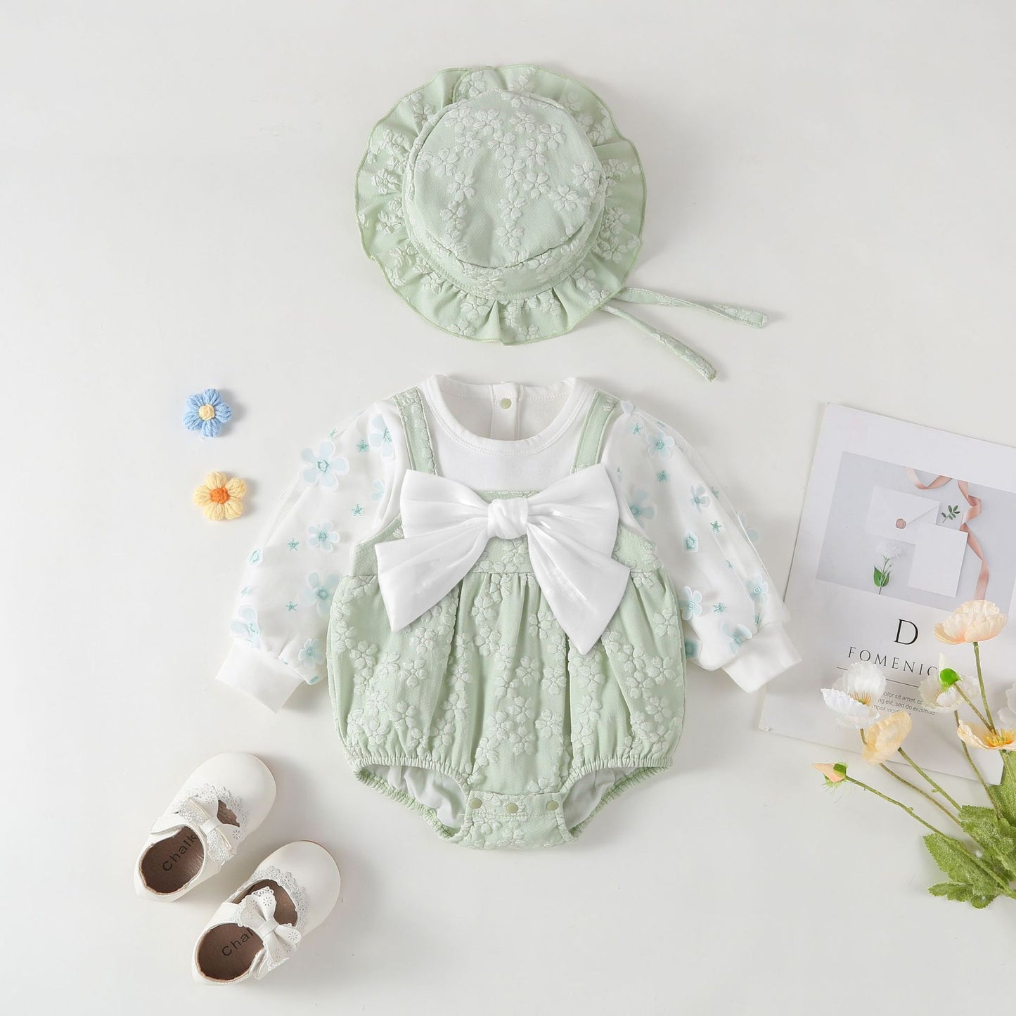 Pagliaccetto Neonata Elegante con Ricami Floreali e Fiocco