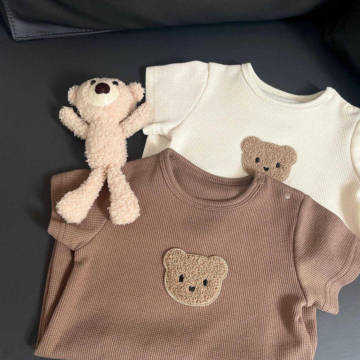 Tutina estiva unisex con cappellino e orsetto in tasca Set 2 pezzi