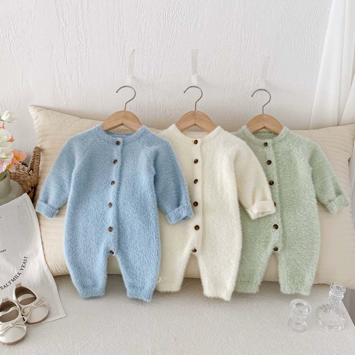 Tutina Invernale Neonato in Maglia Fluffy – Bottoni in Legno