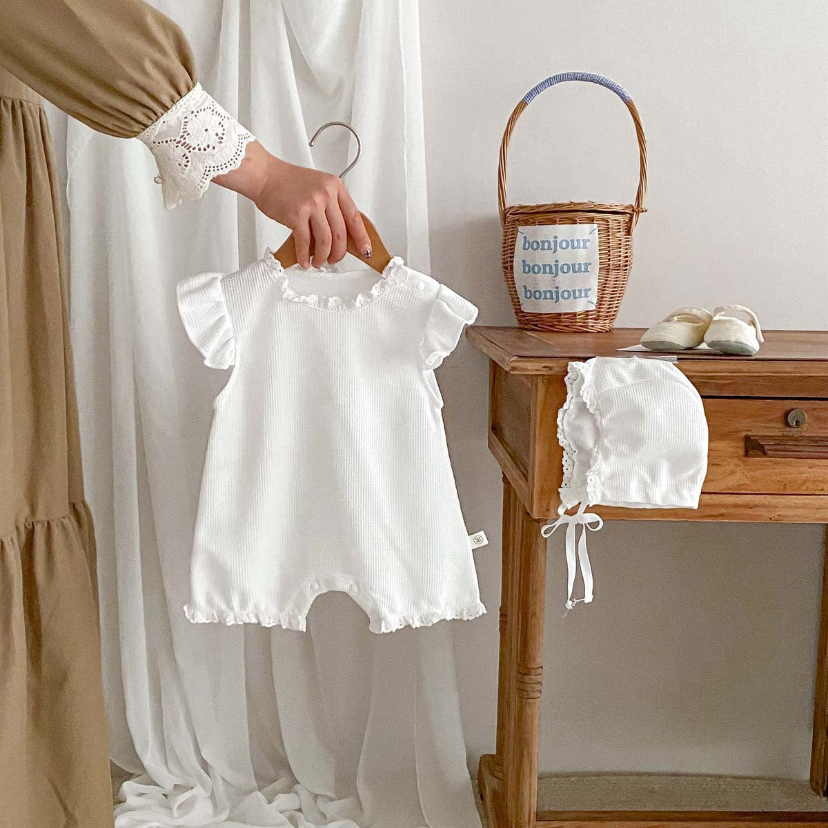 Tutina neonata con cuffietta coordinata Eleganza e comfort estivo