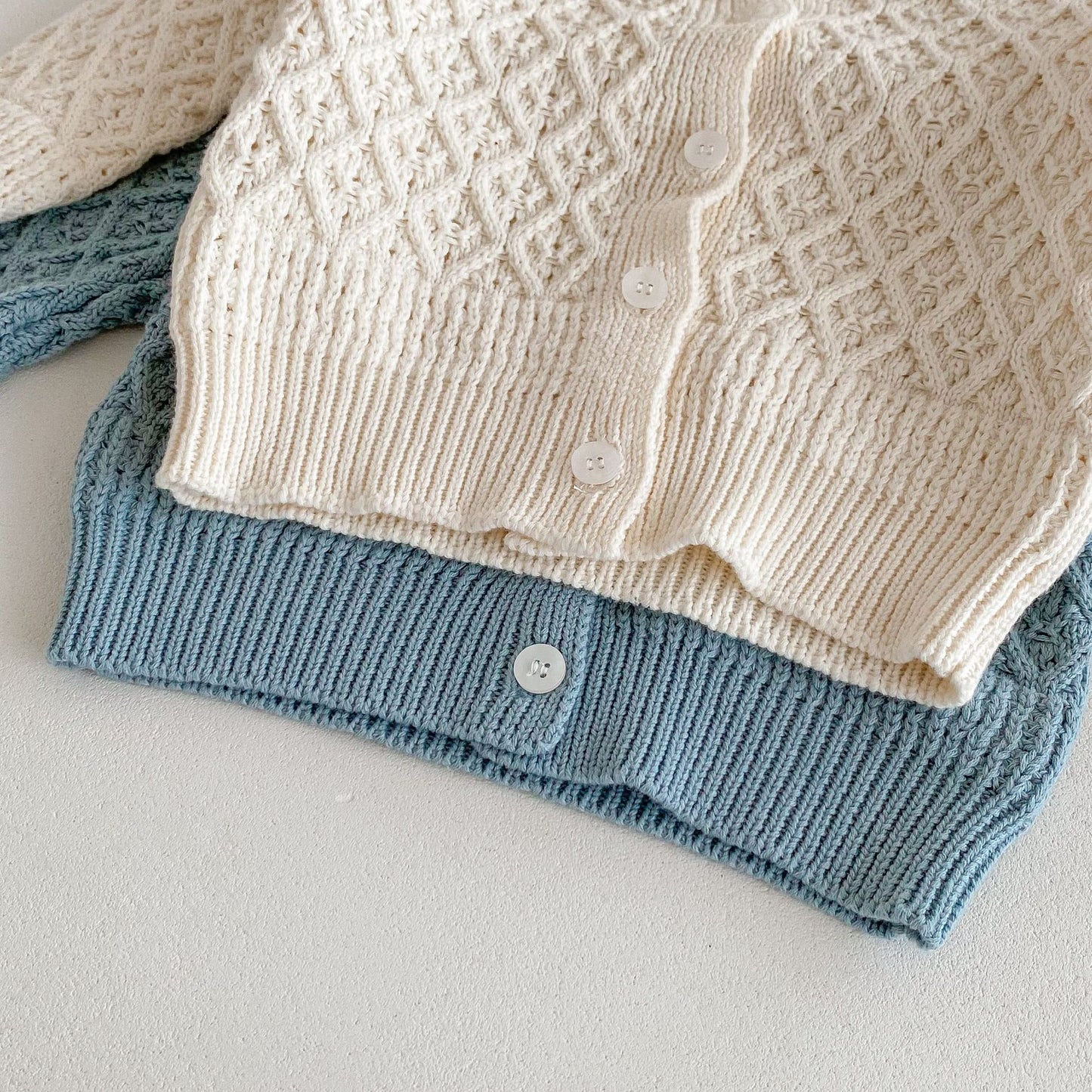 Cardigan Bambina in Maglia con Volant – Eleganza e Comfort per Ogni Stagione