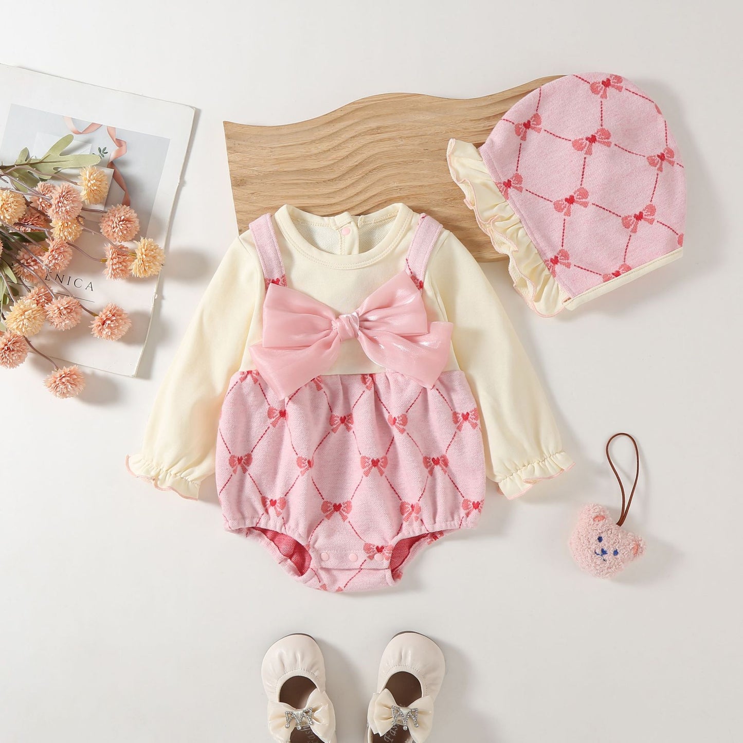 Pagliaccetto bimba con fiocco rosa e cappellino