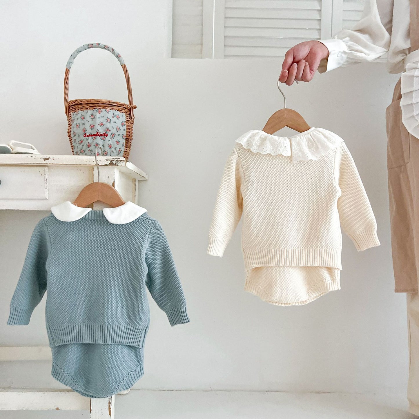 Completo Neonata/ Bimba 2 Pezzi in Maglia – Cardigan con Treccia e Body Coordinato
