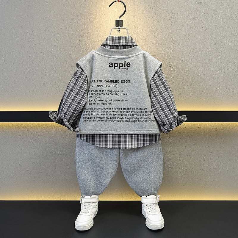 Completo bimbo con camicia a quadri, gilet grigio e cravatta decorativa