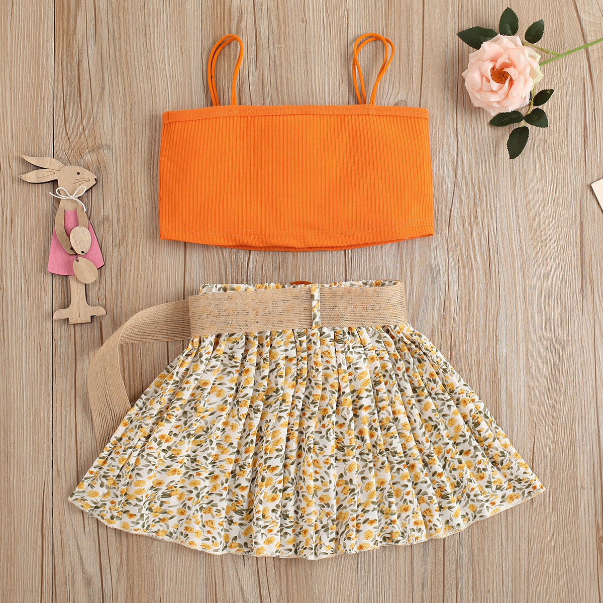 Completo estivo bambina – Top arancione e gonna floreale con cintura