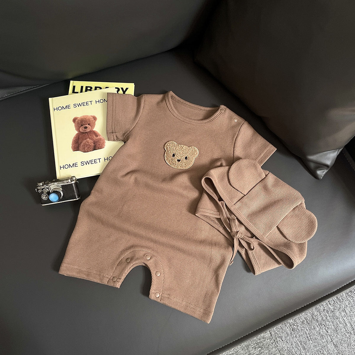 Tutina estiva unisex con cappellino e orsetto in tasca Set 2 pezzi