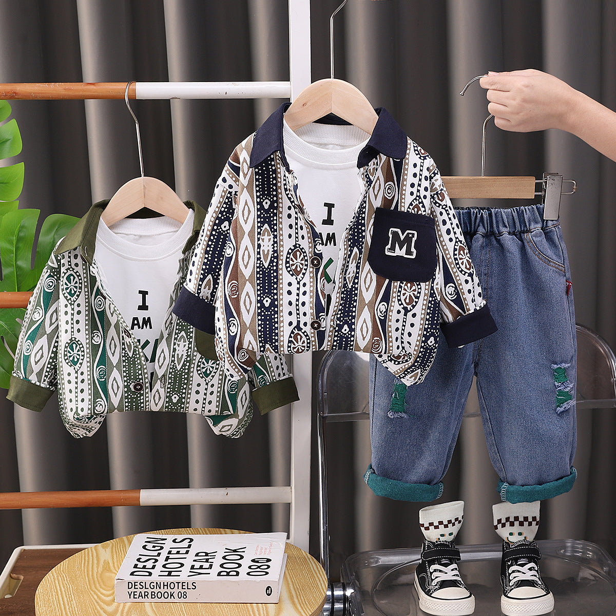 Completo Bimbo "Ethnic Vibes" Giacca Fantasia, T-shirt e Jeans Strappati
